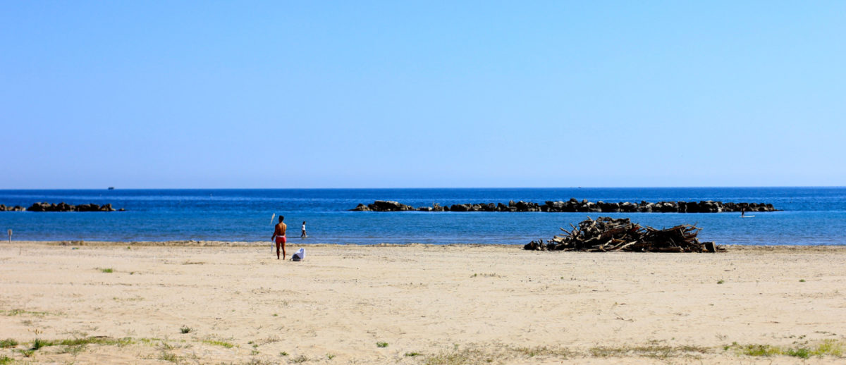 La spiaggia libera di ponente in uno scatto di Michela Simoncini, 2014