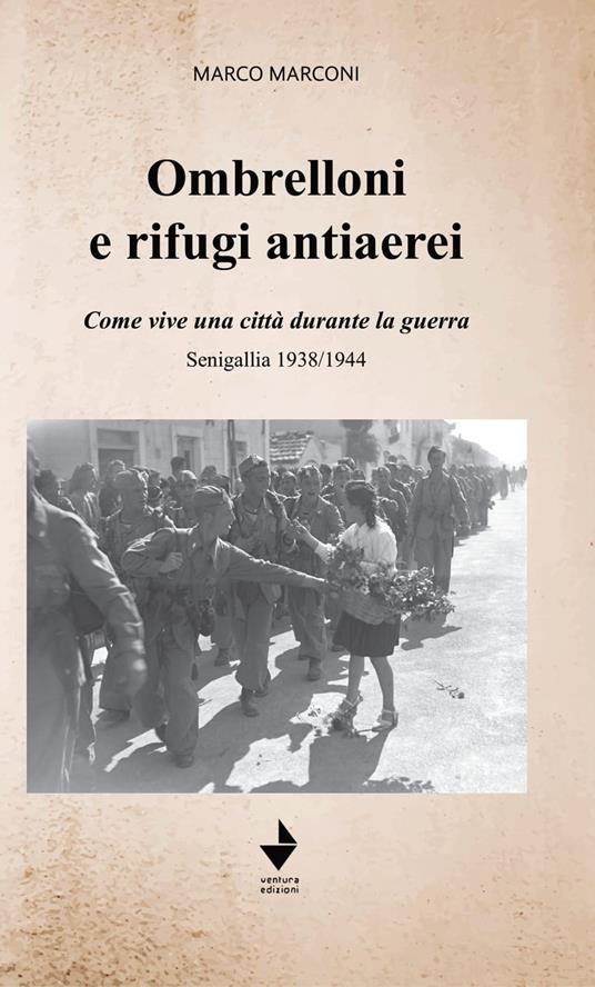 La copertina del libro Ombrelloni e Rifugi antiaerei, di Marco Marconi