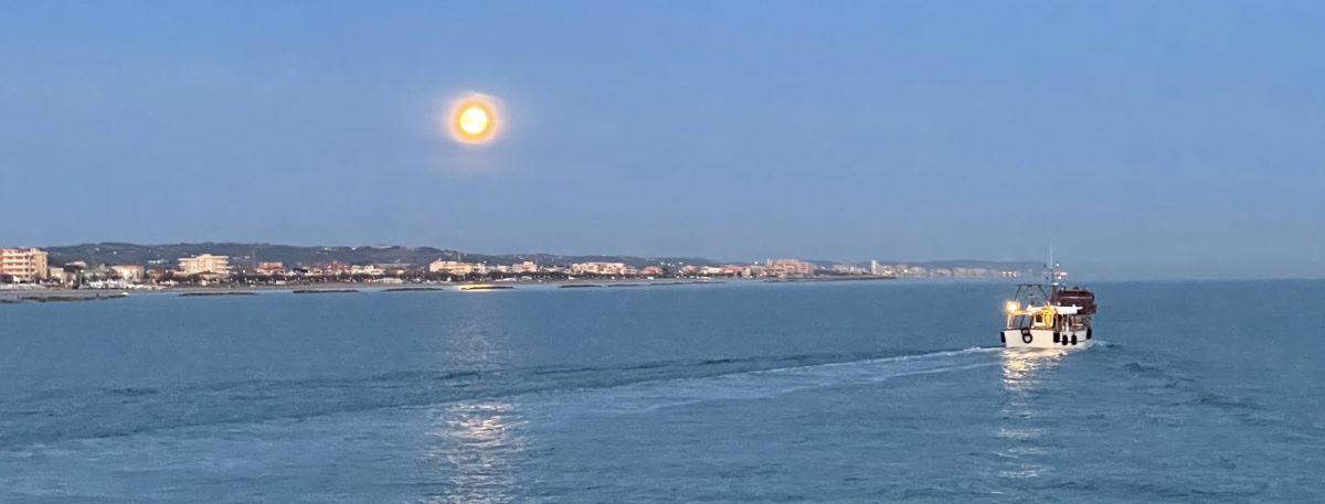 Il tramonto della luna a Senigallia