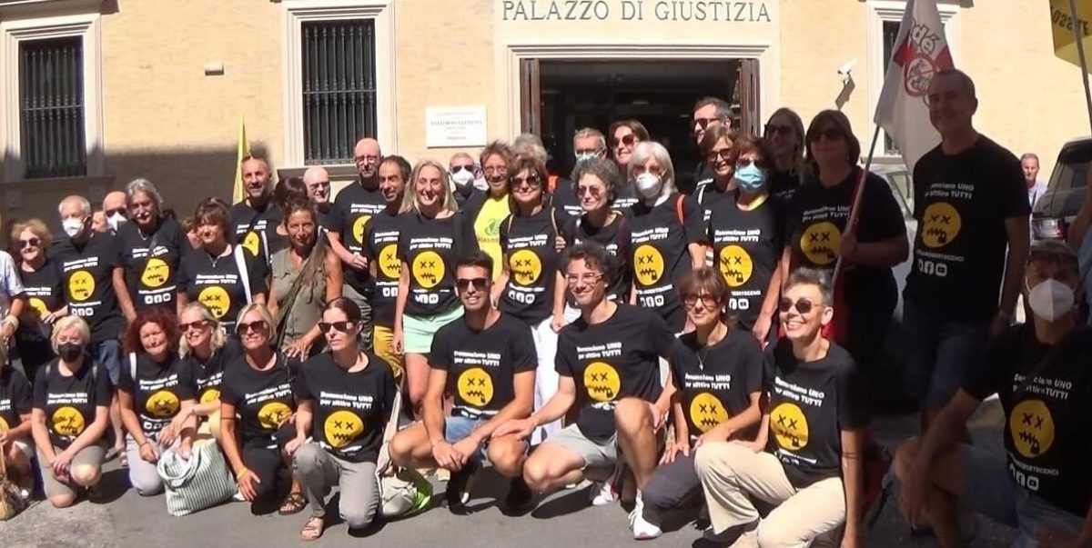 Attivisti del Comitato Onda Verde e Mal'Aria davanti al Palazzo di Giustizia di Ancona