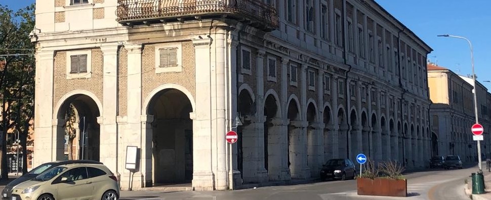 Vista del portici di Palazzo Gherardi in una giornata di sole. Foto pubblicata sul sito del Fondo Ambiente: https://fondoambiente.it/luoghi/PALAZZO-GHERARDI?ldc