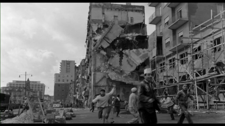 Un fotogramma del film in cui si vede il palazzo che crolla