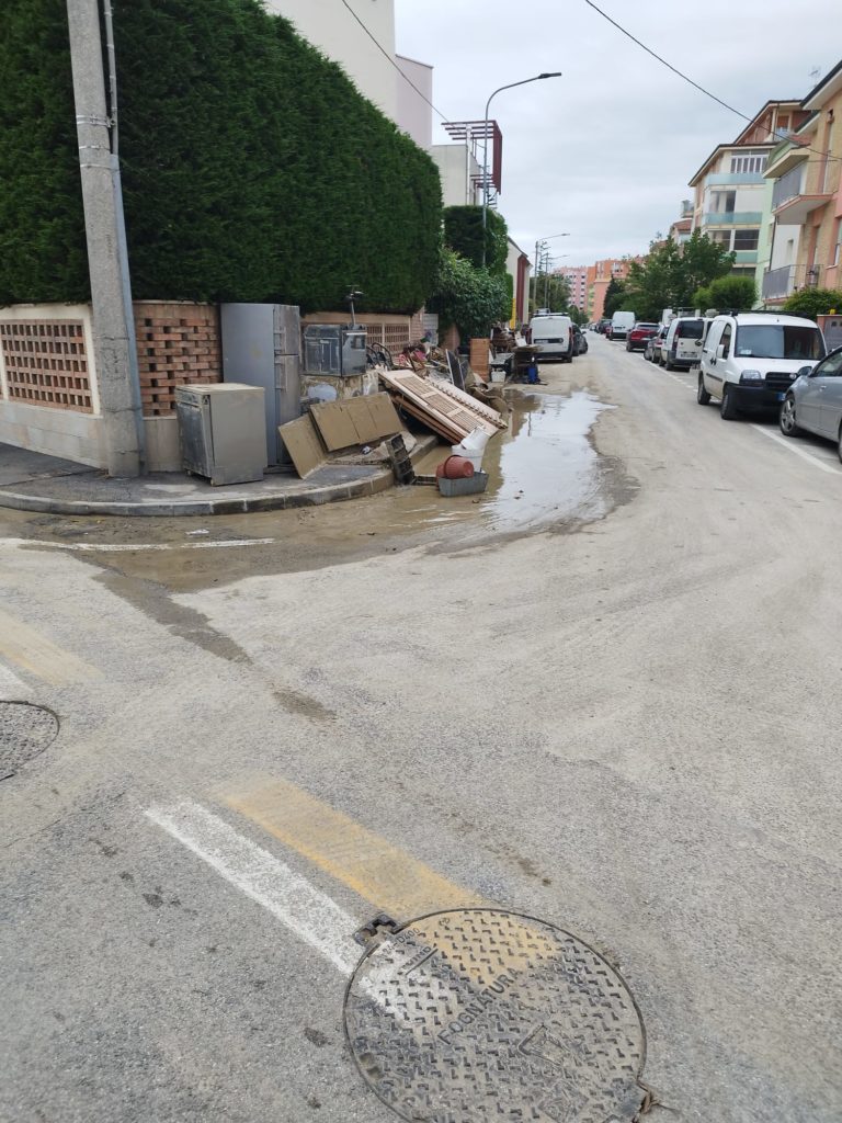 Via Rovereto: Mobili alluvionati lungo il marciapiede